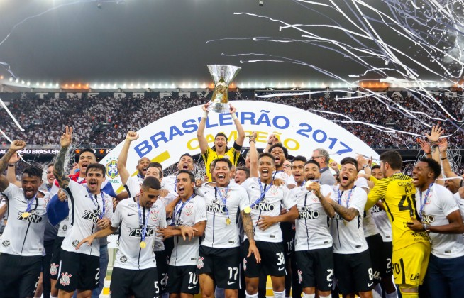 Elenco do Corinthians comemorando o título do Campeonato Brasileiro de 2017